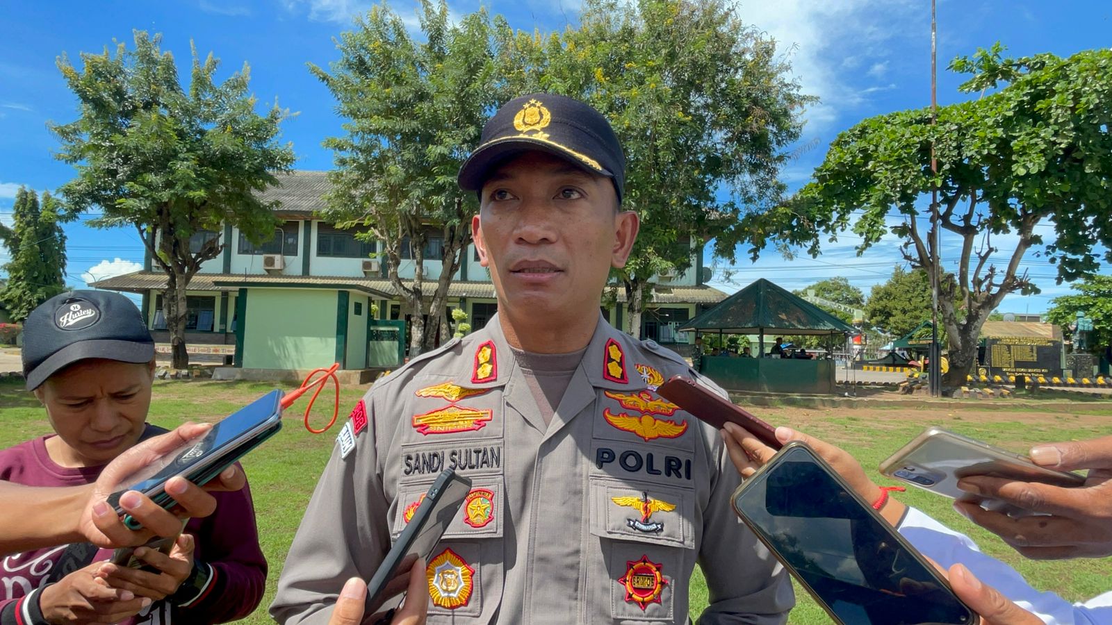 Kapolres Merauke AKBP. Sandi Sultan saat di wawancara di Makodim, Selasa (28/11/2022). Foto : Ami /Papua60detik